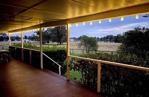 Coomba Bay House | 5 bedroom Lake front farm Homestead. Close to Beaches. Sleeps 12 people.