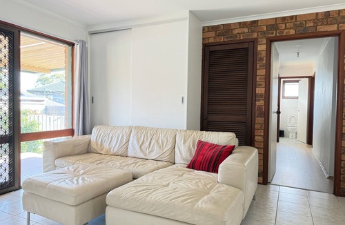 Frankston House | 5 BR House - Private Home on Shared Block