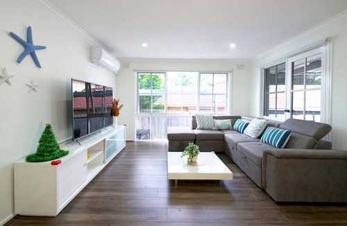 Frankston East House | 7 Olinda Pl, Frankston Holiday House Staycation Summer Getaway
