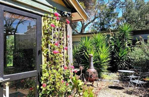 Nungurner House | A converted country barn is set in it's own English country courtyard garden.