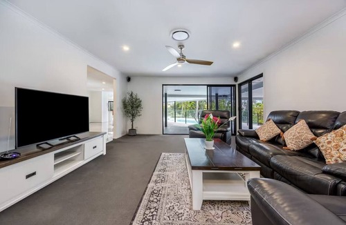 Broadbeach Waters House | A Luxurious Waterfront Oasis!