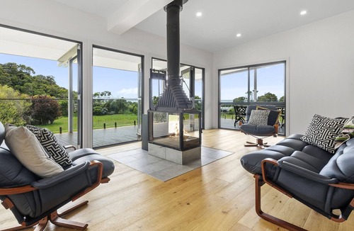 Kennett River House | A modern riverside abode close to the beach