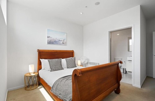 Footscray Apartment | A River-side 2bdm Footscray Oasis + Parking