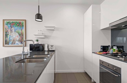 Maribyrnong Apartment | A taste of paradise in inner city suburbia