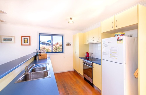 Lakes Entrance House | A two-storey house with sweeping views of Bass Strait and the North Arm.