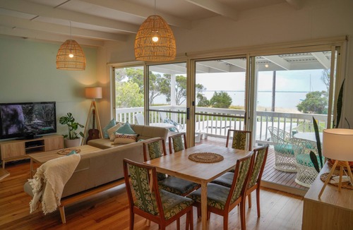 Loch Sport House | Absolute beach front home overlooking Lake Victoria