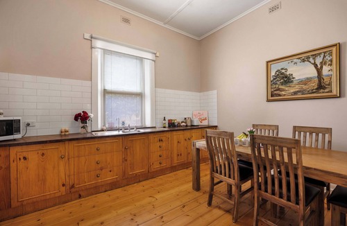 Gawler House | Adelaide Style Accommodation – COUNTRY STYLE LOUISA – 3BR Home near Barossa
