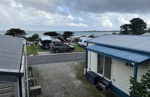 Apollo Bay Cabin | Adorable 2 Bedroom Cabin in Holiday Park