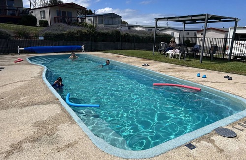 Apollo Bay Cabin | Adorable 2 Bedroom Cabin in Holiday Park