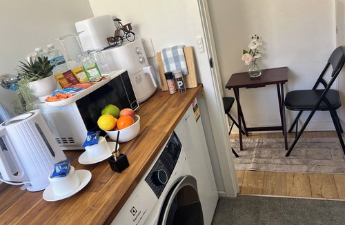 Westmeadows Apartment | Airport Serenity- Guest Suite with luscious garden- 6 Minutes to Airport