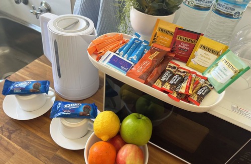 Westmeadows Apartment | Airport Serenity- Guest Suite with luscious garden- 6 Minutes to Airport