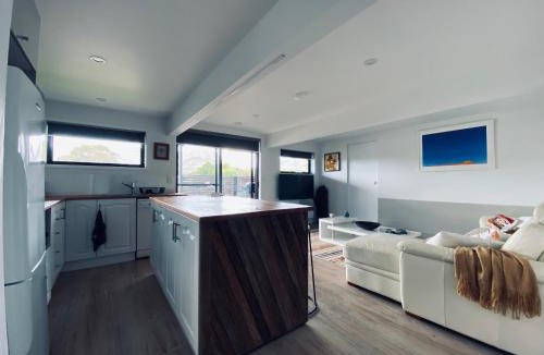 Coles Bay House | Angasi