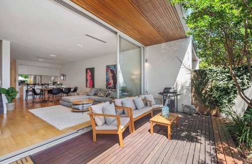 Norwood House | Arcady, Norwood Townhouse Near The Parade and City
