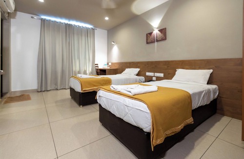 Maradu Hotel | Aryaas Residency Nettoor