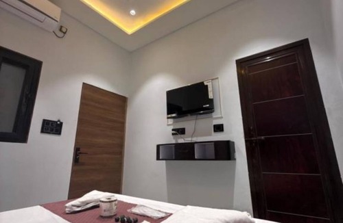 Chandauli Bed & Breakfast | Asahi Palace- Room 7 - bed & breakfast with AC in Varanasi