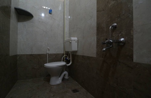 Bommayapalayam Hotel | Auro Farms
