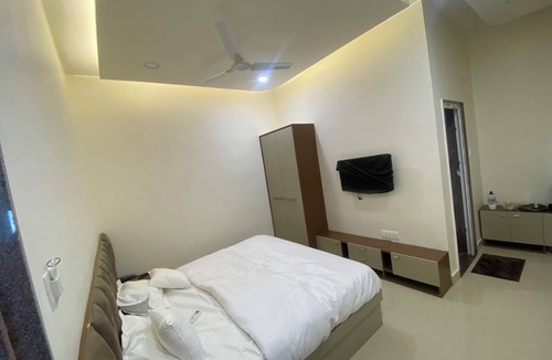 Sarnath Hotel | Awesome 9-bedroom hotel with AC in vibrant Varanasi