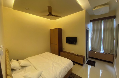 Sarnath Hotel | Awesome 9-bedroom hotel with AC in vibrant Varanasi