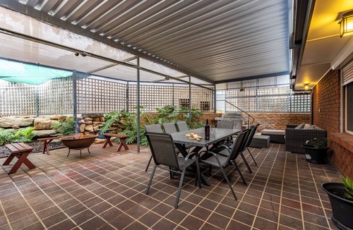 Lyndoch House | Barossa Get-a-Way/Sleeps 10 - Spa/Wifi/Foxtel - Perfect for Groups & Families