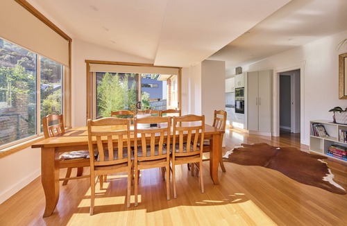 West Launceston House | Basin Road Guesthouse | Walk to Cataract Gorge & CBD