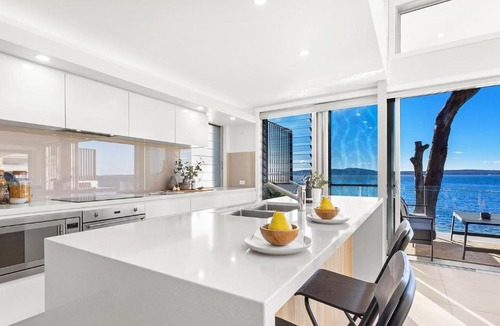 Corlette House | Baydream on the Beach - With Breathtaking Water Views