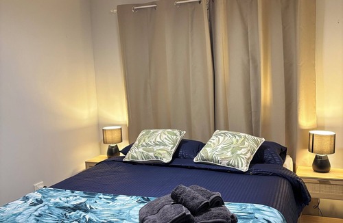 Moore Park Beach House | Beach Gardens -Walk to the Beach