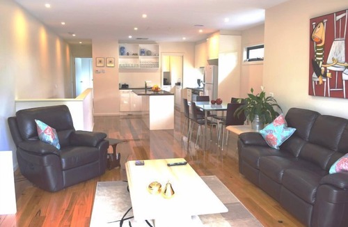 Frankston House | Beaches, Restaurants, Wineries, Shops and many Tourist attractions close by.