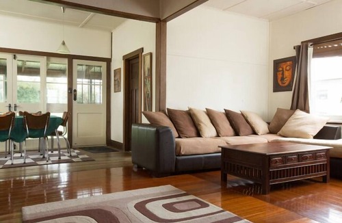 Beauty Point House | Beachside - Beauty Point. Unique Spacious Waterfront Pet-friendly