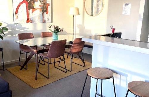 Port Melbourne Apartment | BEAUTIFUL BAY VIEWS Huge 3-bedroom plus Office, Pool, Gym, 2 car spaces and SO MUCH MORE