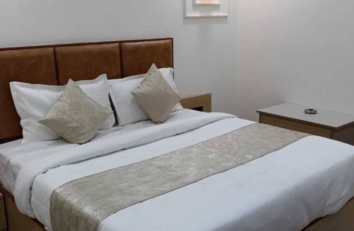 Ahmedabad Hotel | bedroom hotel in beautiful Ahmedabad with cool AC rooms