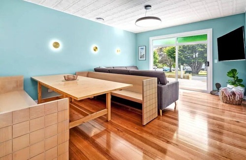 Bicheno Apartment | Bicheno Beach House - Location Location!