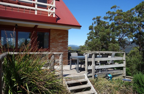 Central Coast Council House | Black Bluff View Retreat - a large comfortable 5 bedroom house on 40 hectares.