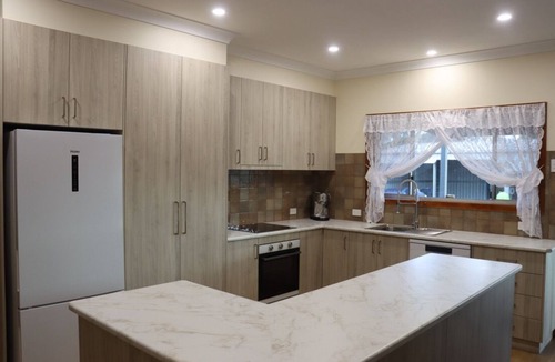 Camperdown House | Black Rock Cottage-Gateway to The Great Ocean Road
