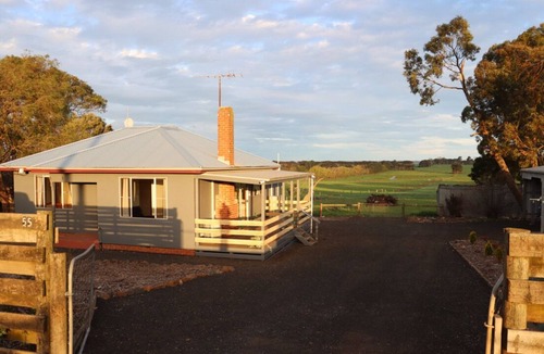 Camperdown House | Black Rock Cottage-Gateway to The Great Ocean Road