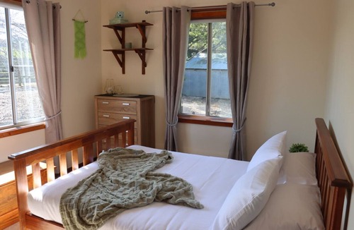 Camperdown House | Black Rock Cottage-Gateway to The Great Ocean Road