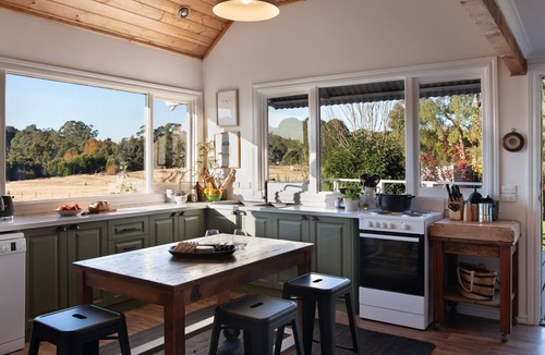 Lyonville House | Blacksmiths Cottage- a picturesque country escape in Lyonville