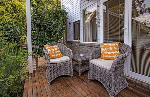 Metung House | Bliss by the Bay: Located along the beautiful Metung foreshore walks