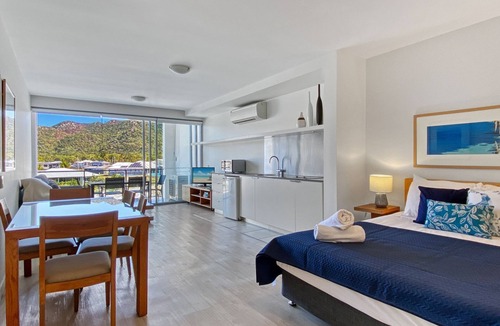 Nelly Bay Apartment | Blue on Blue Superior Studio Room 1321