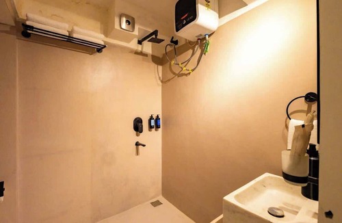 Udaipur City Centre House | BlueRoot Heritage Home Spacious Room Old city