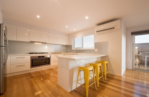 Cowes House | Boardwalk Boulevard, Spacious 4 bedroom house, lake view, walk to beach