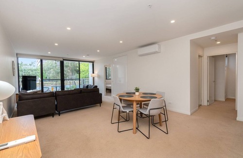 Lyneham Apartment | Bright 2-Bed Flat Near City Amenities