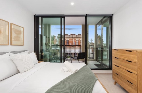 Fitzroy North Apartment | Bright and Modern 1BR Apt with Balcony and Car Park