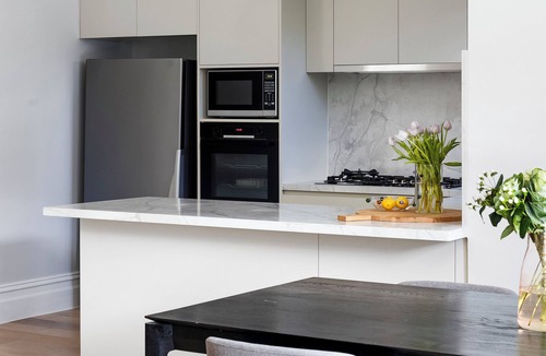 Brighton House | Brighton Pool Paradise: Designer 3BR Retreat Near Beach & Café Culture