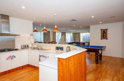 Craigieburn House | Brightside Spacious Family Home with Theatre Room Near Melbourne Airport