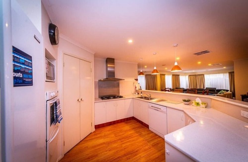 Craigieburn House | Brightside Spacious Family Home with Theatre Room Near Melbourne Airport