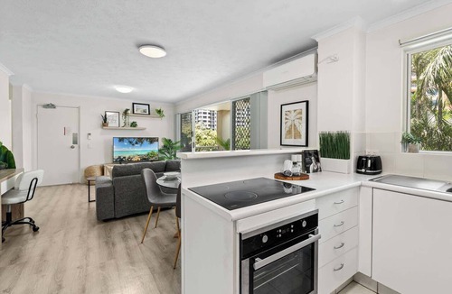 Broadbeach Apartment | Broadbeach | 2Min to Beach | Pool | Free Parking