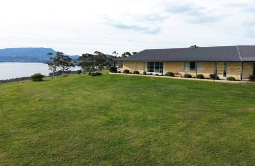 North Bruny House | Bruny Horizon - Where the Country meets the Sea