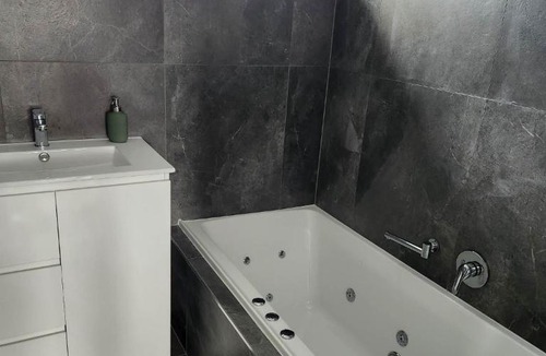 Hamilton Hotel | Budget on the Lake