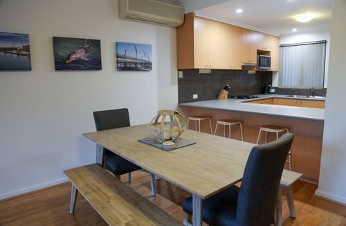 Halls Head House | Canal Views - accommodation in Halls Head, Mandurah: dolphins, sunrises and more