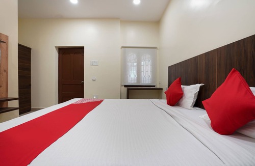 Ameerpet Hotel | CAPITAL O 15141 Townvilla Guest House